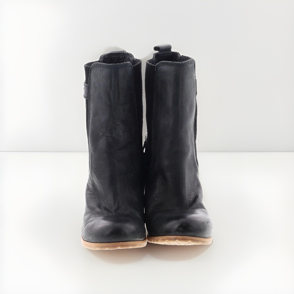 Levi’s Women’s Black Leather Ankle Bootie Buckle Accent Round Toe lug Sole 7.5